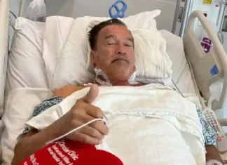 Arnold Schwarzenegger, die de ongevaccineerden ‘Schmucks’ noemde, heeft pacemaker gekregen na 3 openhartoperaties