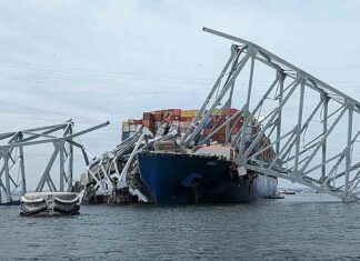 VS krijgt verhaal niet kloppend over terreurwaarschuwing aan Moskou, terwijl instorting Baltimore brug treffende metafoor lijkt voor Amerika