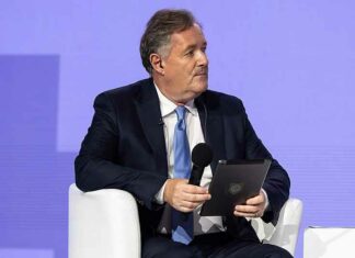 Piers Morgan belichaamt het infantiele denken dat de wereldvrede bedreigt