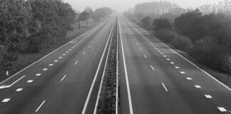Minister van Verkeer dreigt Duitsers met een “rijverbod voor onbepaalde tijd in het weekend” om de verplichte emissiedoelstellingen te halen