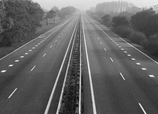 Minister van Verkeer dreigt Duitsers met een “rijverbod voor onbepaalde tijd in het weekend” om de verplichte emissiedoelstellingen te halen