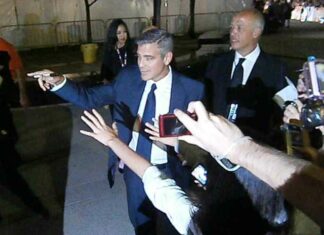 George Clooney zegt dat het tijd is om elke ongevaccineerde persoon een injectie te geven