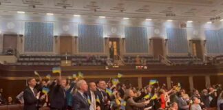 Democraten in het Congres zwaaien met Oekraïense vlaggen en scanderen ‘Ukraine First’ terwijl ze 61 miljard dollar steun goedkeuren
