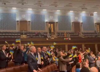 Democraten in het Congres zwaaien met Oekraïense vlaggen en scanderen ‘Ukraine First’ terwijl ze 61 miljard dollar steun goedkeuren