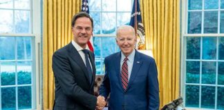 Mark Rutte, de nederlandse oorlogshitser, zinkt in de Hongaarse goulash