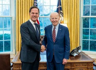 Mark Rutte, de nederlandse oorlogshitser, zinkt in de Hongaarse goulash