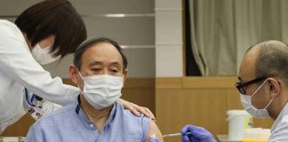 Japanse leider verontschuldigt zich tegenover de ongevaccineerden: ‘Jullie hadden gelijk, vaccins doden miljoenen van onze geliefden’