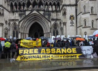 Het waren de media, geleid door de Guardian, die Julian Assange achter de tralies hielden