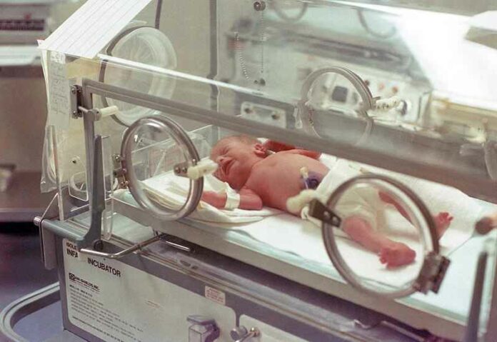 baby in coufeuse Evan-Amos / Wikipedia / (Public Domain)