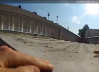 BREAKING: Nieuwe bodycambeelden tonen politieagent die op het dak wordt gehesen en Thomas Crooks confronteert voordat hij het vuur opent op Trump
