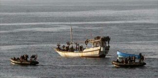 Piraat die been verloor bij aanval op Deense marine krijgt verblijfsvergunning en prothese als compensatie
