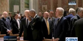 Waar hadden Barack Obama en Joe Biden het over op de begrafenis van Ethel Kennedy?