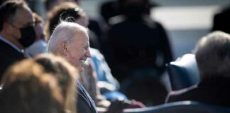 Biden schijnt zich ronduit te verheugen over Harris’ nederlaag