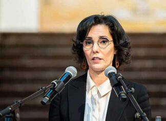 EU-commissaris eist strengere online censuur, vergelijkt ‘desinformatie’ met een virus