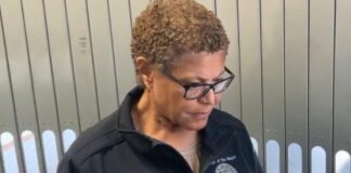 LA burgemeester Karen Bass verbijsterd als verslaggever haar absoluut afkraakt over falend beleid, droge brandweerkranen – dan rent ze weg als een lafaard! (Video)