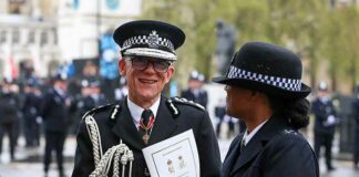 Britse politiechef dreigt Nederlanders te arresteren vanwege online berichten: We komen achter je aan