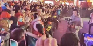 Kijk: AI Robot ‘valt’ menigte aan in China
