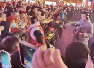 Kijk: AI Robot ‘valt’ menigte aan in China