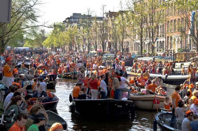 Depositphotos_17348253_koningsdag