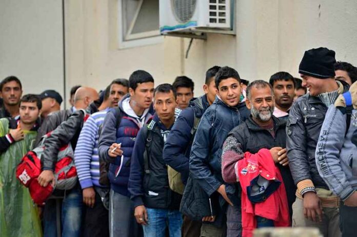 Depositphotos_86066290_red-migranten