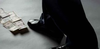 Om de waarheid over Epstein te ontdekken, hoef je alleen maar het geld te volgen
