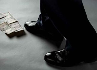 Om de waarheid over Epstein te ontdekken, hoef je alleen maar het geld te volgen