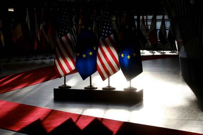 Depositphotos_649647690_red-EU-VS-vlag