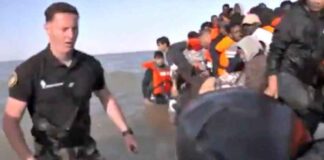 Franse politie doorboort rubberboten met illegale migranten die het Kanaal naar Groot-Brittannië proberen over te steken (VIDEO)