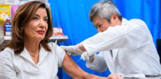 Betrapt op camera: COVID-boostervaccinatie van gouverneur Hochul door medische professionals ontmaskerd als nep