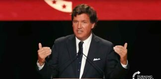 Tucker wordt ervan beticht Israël te hebben beschuldigd tijdens de herdenkingsdienst