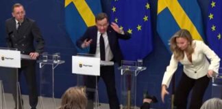 De volledig gevaccineerde Zweedse minister van Volksgezondheid die boosters promoot, stort plotseling in tijdens live-uitzending