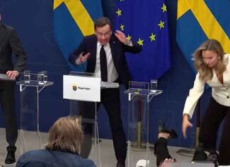 De volledig gevaccineerde Zweedse minister van Volksgezondheid die boosters promoot, stort plotseling in tijdens live-uitzending