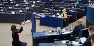 EU-Commissie geeft toe: gevaccineerden waren proefkonijnen