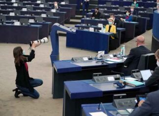 EU-Commissie geeft toe: gevaccineerden waren proefkonijnen