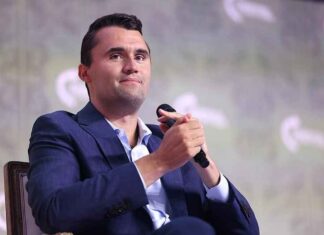Gelekte sms-berichten van Charlie Kirk bevestigen dat hij woedend was op ‘intimiderende’ Joodse donateurs: ‘Ik stap uit de pro-Israël-beweging’