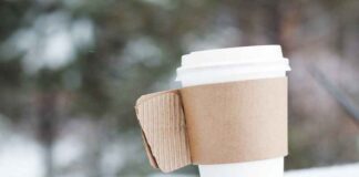 Groot-Brittannië legt vrouw boete op voor het weggieten van koffie in het riool