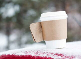 Groot-Brittannië legt vrouw boete op voor het weggieten van koffie in het riool