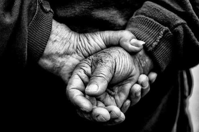 Depositphotos_19007781_pensioen-oud.-hand