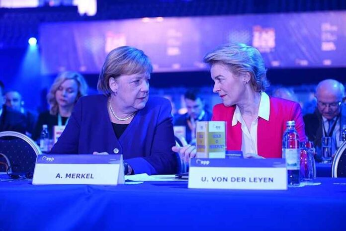 von der leyen-Merkel-(49096729681)