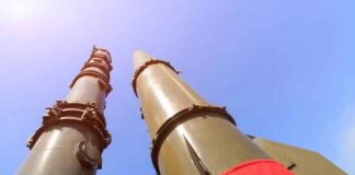 De raketten werden zorgvuldig in de lanceerinrichtingen geladen…