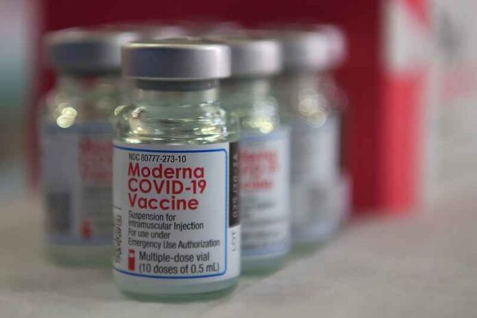 Moderna_COVID-19_vaccine-2