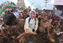 Youtuber kreeg uniek kijkje in Indiase poepfestival – nu wordt hij met de dood bedreigd