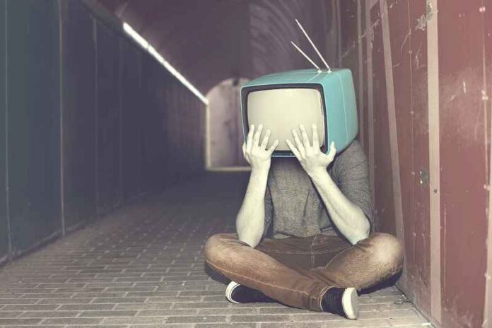 Depositphotos_236169712_man met televisie tv op zijn hoofd