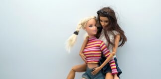 Barbie in het tijdperk van DEI: Mattel onthult ‘autistische’ Barbie, naast blinde, Downsyndroom- en lesbische Barbies