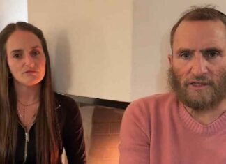 Rabbijn Schmuley, die samen met zijn dochter buttplugs verkoopt, zegt dat Candace Owens en Tucker Carlson ‘seksuele perverselingen’ zijn