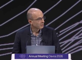 Yuval Harari waarschuwt op het WEF voor een groeiend wereldwijd surveillancesysteem, terwijl Donald Trump de vooruitgang van de VS op het gebied van AI en crypto prijst en het potentieel voor kwaad wegwuift