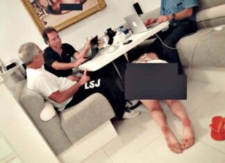 Zakelijke bijeenkomst, Epstein-stijl: Verontrustende foto toont Epstein en medewerkers aan het werk terwijl een vrouw in bikini onder de tafel kruipt