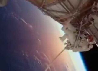 Artemis II-astronaut betrapt met ‘drie benen’ in live-uitzending — NASA-maanmissie ontmaskerd als AI-hoax (VIDEO’S)