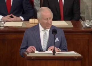 Koning Charles duikt op in Washington D.C. en slaat de oorlogstrommels voor een Derde Wereldoorlog tegen Rusland