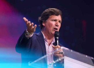 Tucker biedt zijn excuses aan voor het feit dat hij Trump aan de macht heeft geholpen